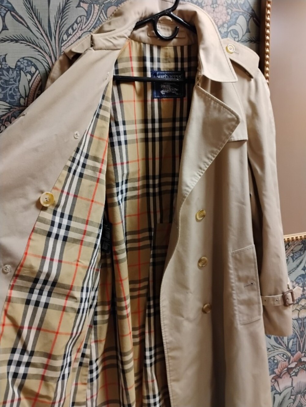 Vintage Burberry Beige Trench Coat with Signature Plaid Lining - Picture 3 of 11